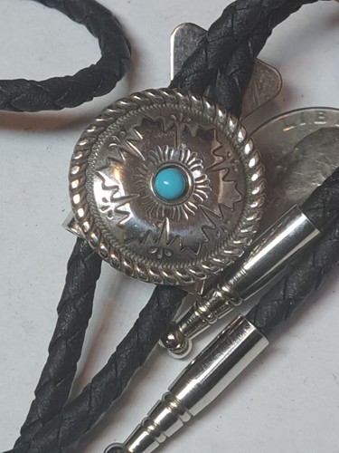Cravatta Vintage Western Bolo Turchese Scudo Perline Tono Argento Nero Cordoncino Pelle - Foto 2 di 12