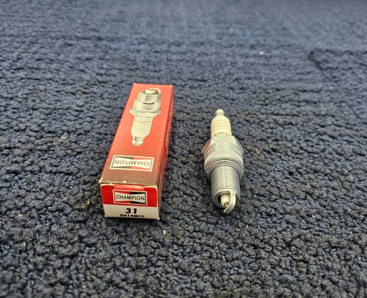 QTY 7 Champion 31 RN14MC5 Spark Plug Fits 1996-2000 Chrysler Town  Country LX