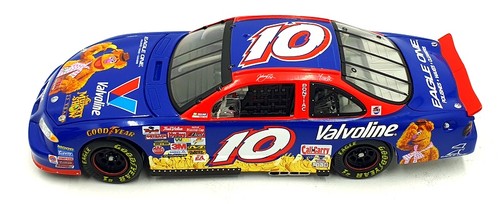 Action 1/24 Scale 102833 - Pontiac Grand Prix 2002 Valvoline NASCAR #10 - Picture 4 of 5