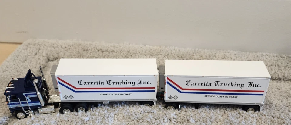 KENWORTH COE CON DOS REMOLQUES FRIGORÍFICOS CARRETTA 1/64 CC-237 Foto 2 de 4