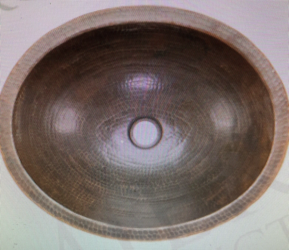 Fregadero de cobre martillado recipiente ovalado Premier Copper Products 18” VO18SKDB Foto 2 de 4