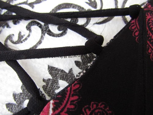 Blusa suéter con cordones diseño cachemira negra, talla S - Imagen 5 de 5