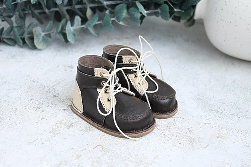 Botas con cordones de cuero marrón de diseñador para muñeca Meadow LL 20 pulgadas - Imagen 7 de 8