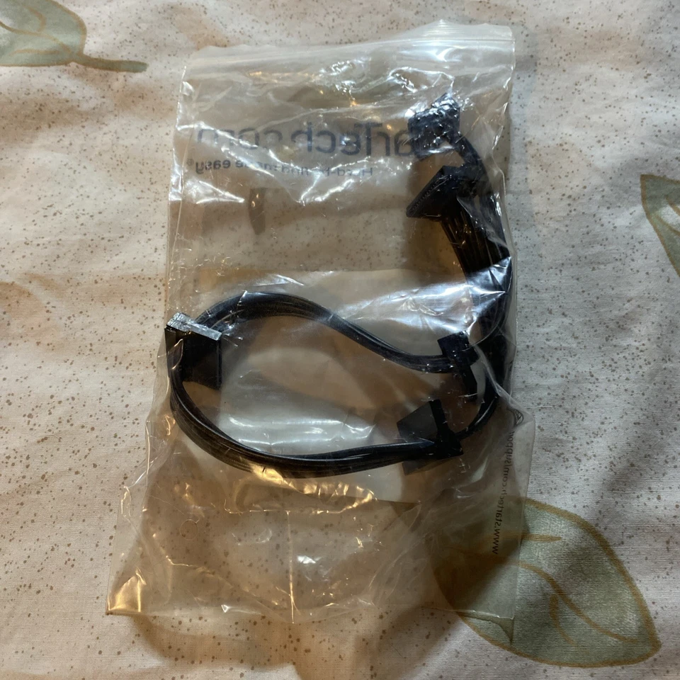 StarTech.com PYO4SATA 4x SATA Power Splitter Adapter Cable - Image 3 of 4