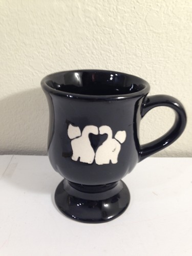 Hermitage Keramik schwarz Kaffeebecher Tasse geprägt Katzen mit Herz von Schwänzen - Bild 1 von 8