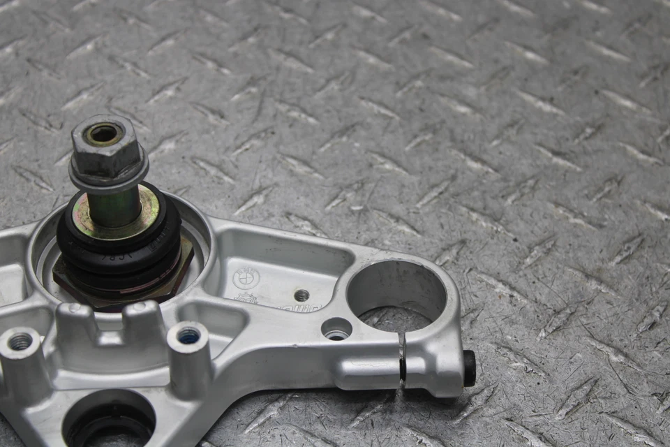 2004 BMW K1200RS ABS FORKS UPPER TRIPLE TREE CLAMP 2332257 - Image 4 of 4