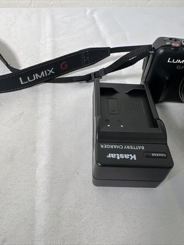 Panasonic Lumix DMC-GF3 w/ G MACRO 30 mm Lens With Charger - Picture 2 of 9