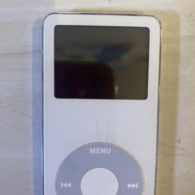 JUNK Not working Apple iPod Nano 2GB White Portable Music