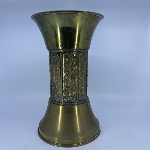 Jarrón vintage Halah Ware de latón macizo en relieve flor vid 27,5 cm de alto 928 gramos - Imagen 3 de 9