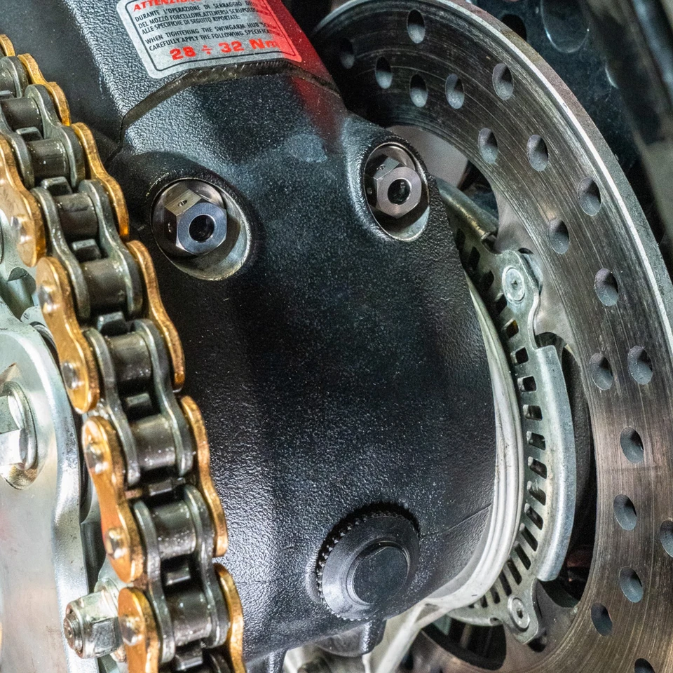 Perno de pellizco de titanio basculante MV Agusta Foto 2 de 2