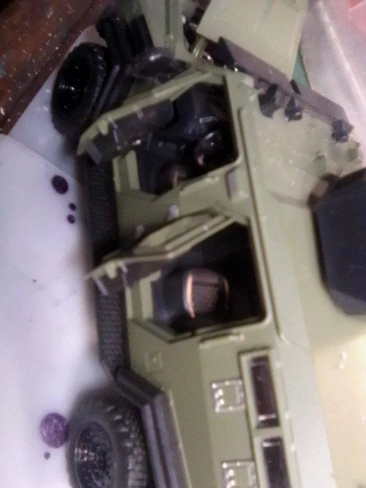 Vehículo militar nuevo con estante. Escala 1/32, sin caja, 7 pulgadas de largo 2,5 de ancho Foto 3 de 4