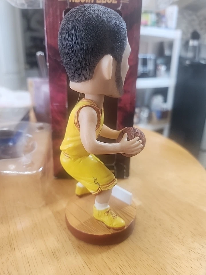 Camiseta amarilla Bobblehead Cleveland Cavaliers de la NBA Kevin Love 29 de marzo de 2015 Foto 4 de 4