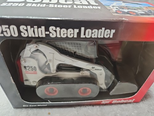 Bobcat S250 Skid-Steer Loader 1:25 Scale NEW One Tough Animal 6901787 - Foto 5 di 9