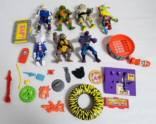 D-336 VINTAGE COLLECTION OF TEENAGE MUTANT NINJA TURTLES ACTION FIGURES & ACC.!