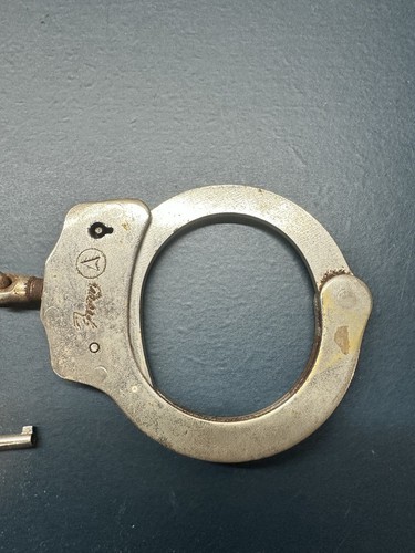 Vintage Fury Steel Hand Cuffs-1 Key-chrome/silver - Picture 2 of 8