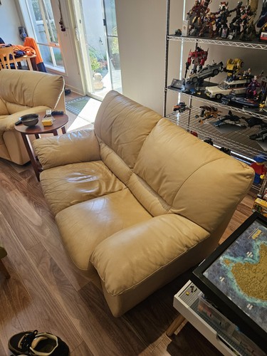leather couches used - Picture 5 of 6