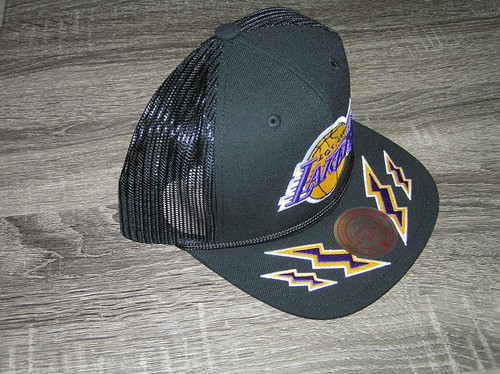 Gorra ajustable Mitchell & Ness Trucker Snapback de Los Angeles Lakers Recharge - Imagen 3 de 7