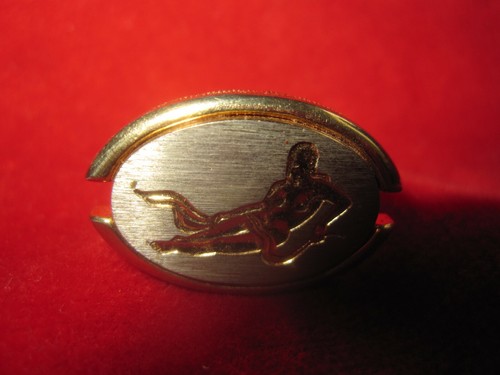 Vintage Gold Toned Engraved Single Cufflink - Picture 3 of 9