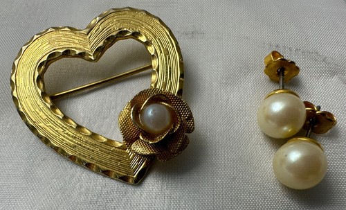 Heart Brooch Pin Gold Tone Faux Pearl in Rose and Faux Pearl Earrings Vintage - Picture 5 of 22