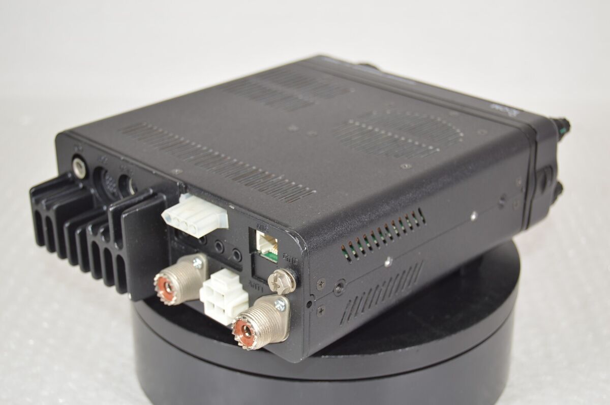 Icom IC-7000 HF/VHF/UHF All Mode Transceiver 100W 50/144 Icom IC-7000 HF/VHF/UHF All Mode Transceiver 100W 50/144