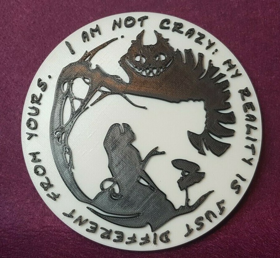 Alicia conoce al gato de Cheshire. Placa de pared silueta. 250mm de diámetro.