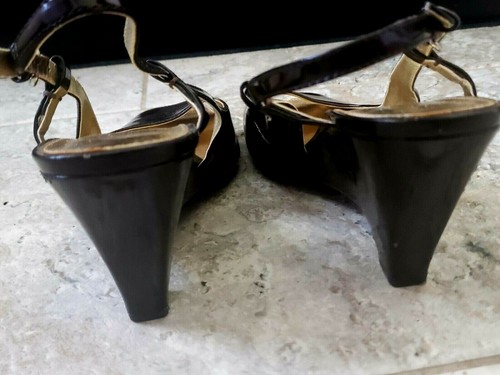 Braune nasse Leder Keilabsatz Schuhe in 8 von Bandolino. Neu mit Defekt. - Bild 5 von 8