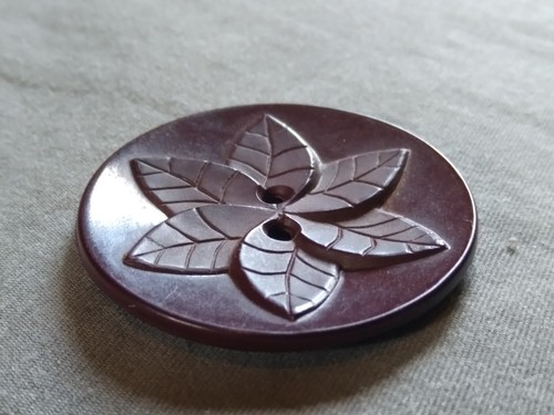 Neat Vintage Burgundy Twirled Leaves Plastic Button. - Picture 4 of 12