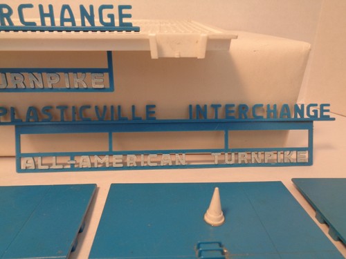 PLASTICVILLE VINTAGE TURNPIKE INTERCHANGE BUILDING PARTS,SIGNS,WALLS,LIGHTS,ETC. - Picture 3 of 12