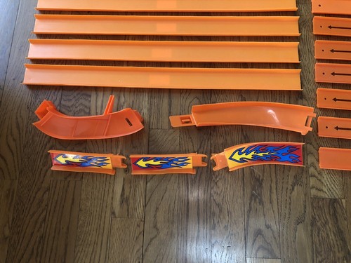 Big Lot of Hot Wheels Accessories 40 Pieces Motorized Tracks Loops Connectors - Picture 7 of 10