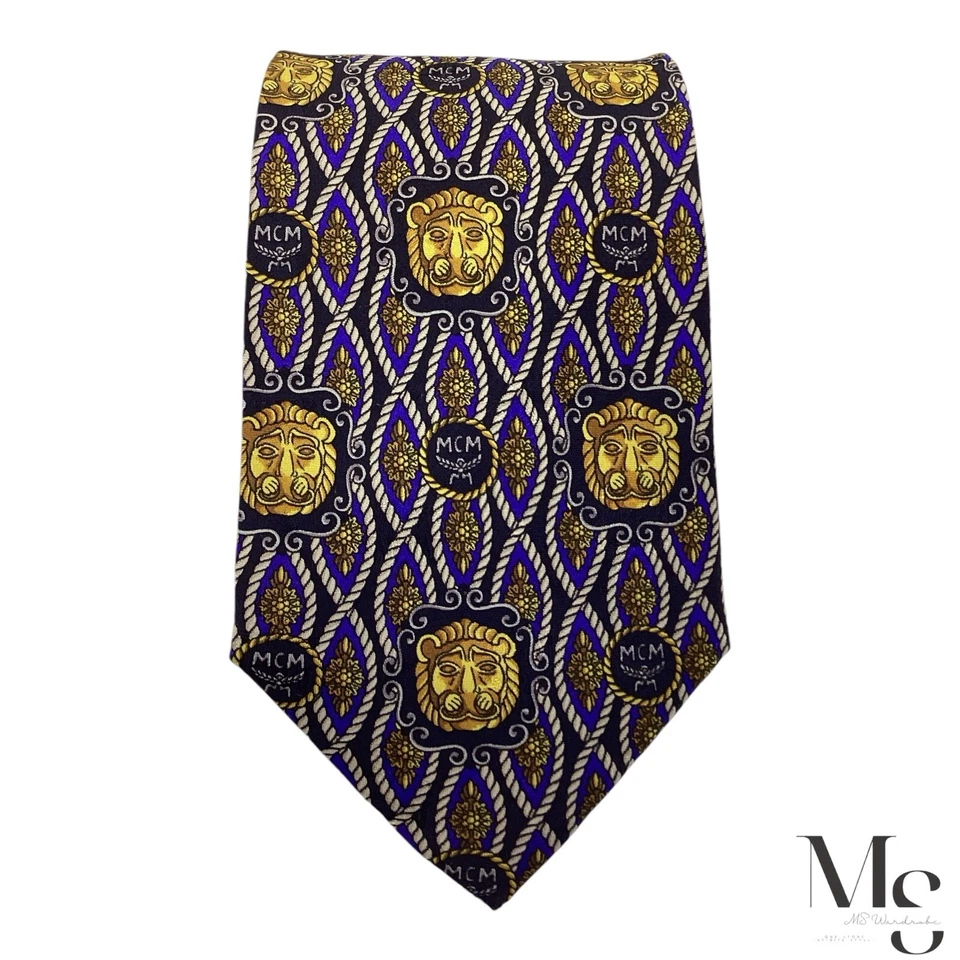 Corbata de seda con monograma barroca azul y dorada MCM hecha en Italia W:3,75" nueva sin etiquetas Foto 3 de 4