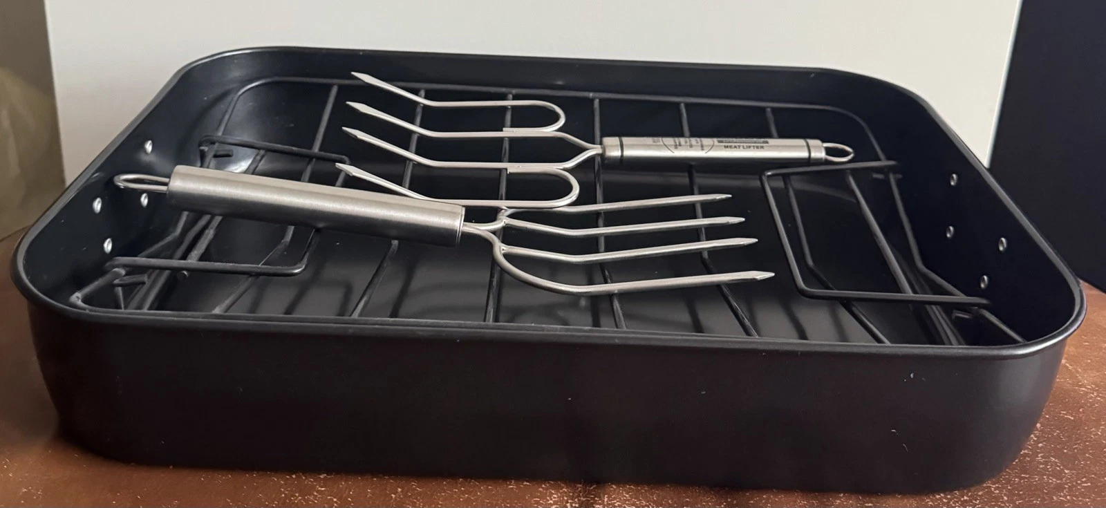 Non-Stick Roasting Pan with Rack and 2 Meat Lifter Forks Turkey Christmas NEW
Opens in a new window