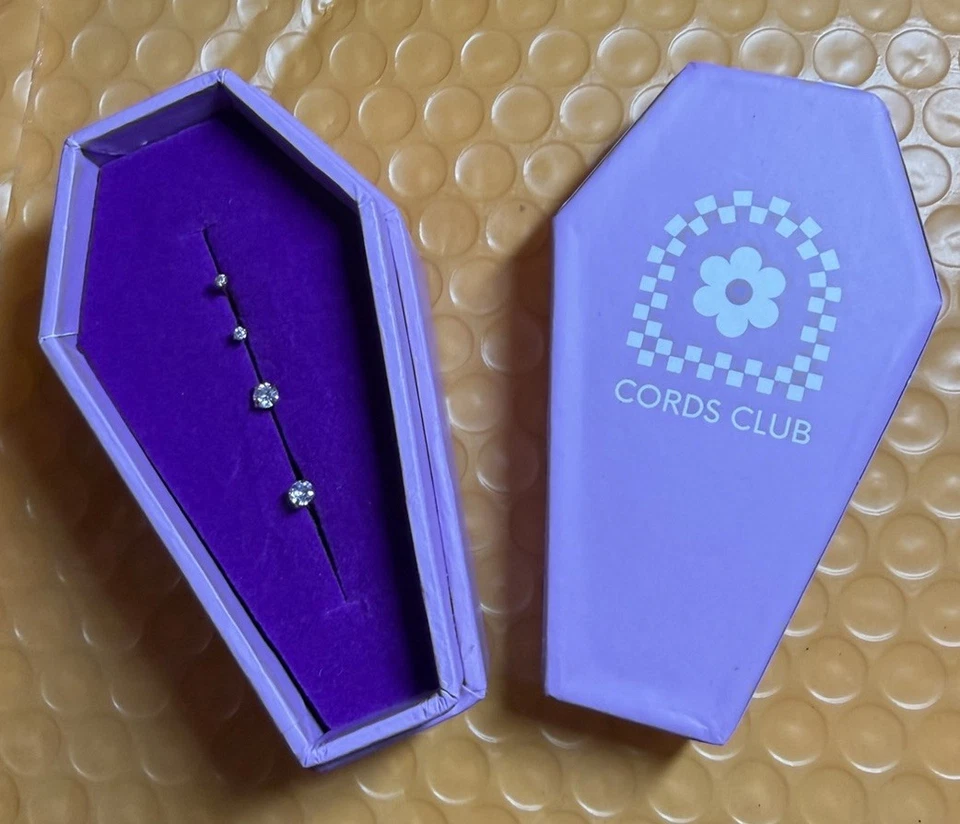 Aretes con espalda plana Cords Club 2 pares de oro con piedras de circonita cúbica Foto 2 de 4