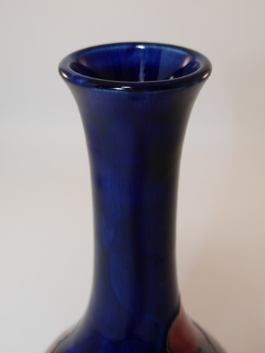 Vintage Moorcroft 8 1/2" Hibiscus Vase Blue Background c1960s VGC - Picture 9 of 10