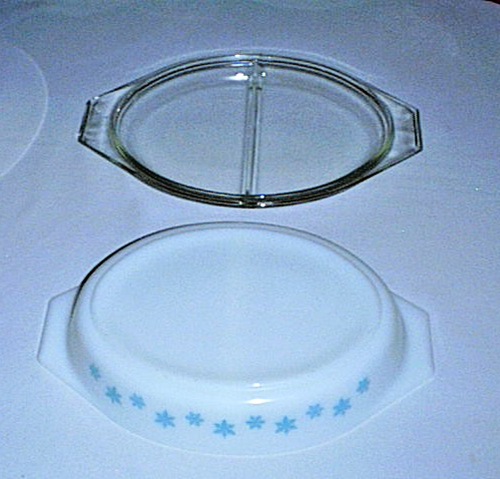 Vtg PYREX Divided Oval 1.5 qt Casserole Dish & Divided Lid TURQUOISE SNOWFLAKE - Picture 2 of 5