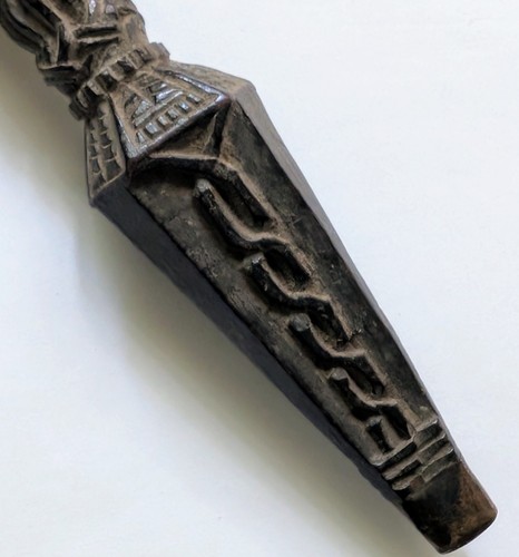 ANTIQUE POINTED THREE HEADS WOODEN PHURBA METAL TIP TIBET NEPAL - Picture 6 of 8