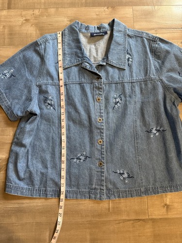 Denim & Co Kurzarm Denim Knopfleiste Kragen Hemd Jeans Blumen bestickt - Bild 6 von 8