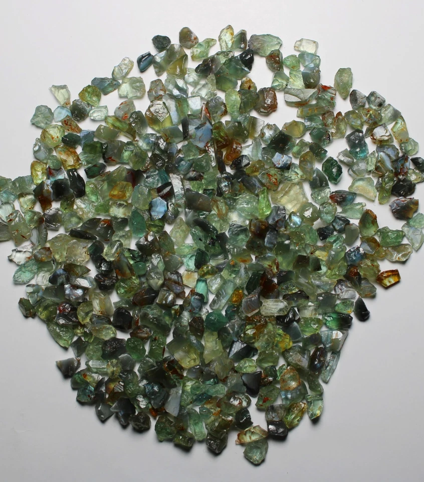 Cristales de crisoberilo de 100 quilates ojo de gato áspero, crudo de crisoberilo, color verde Foto 2 de 3