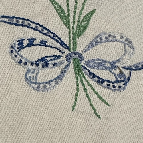 VTG Embroidered Blue Floral Table Runner Cornflower Aster Crochet Edge 37x15 - Imagen 5 de 18