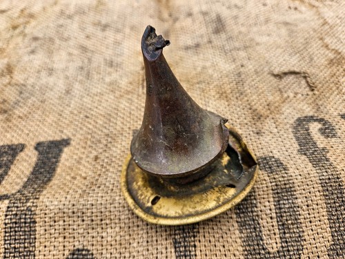 CASCO PICKELHAUBE DE LATÓN ORIGINAL ALEMÁN DE LA PRIMERA GUERRA MUNDIAL RELIQUIA DAÑADA de batalla - Imagen 2 de 5