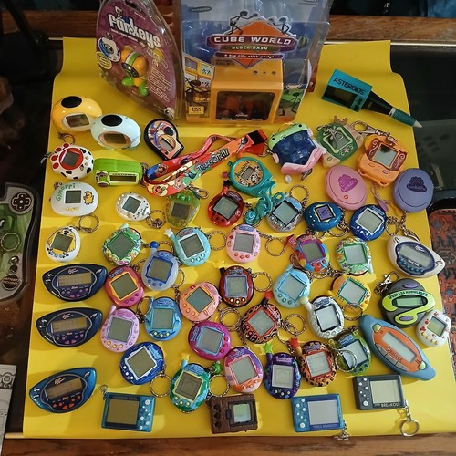 Vtg TAMAGOTCHI Collection Lot Handheld Electronic Virtual Pets CUBE WORLD Plus + - Picture 1 of 10