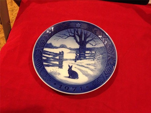 Royal Copenhagen Christmas Plate 1971 Hare in Winter Pre-Owned - Picture 1 of 1