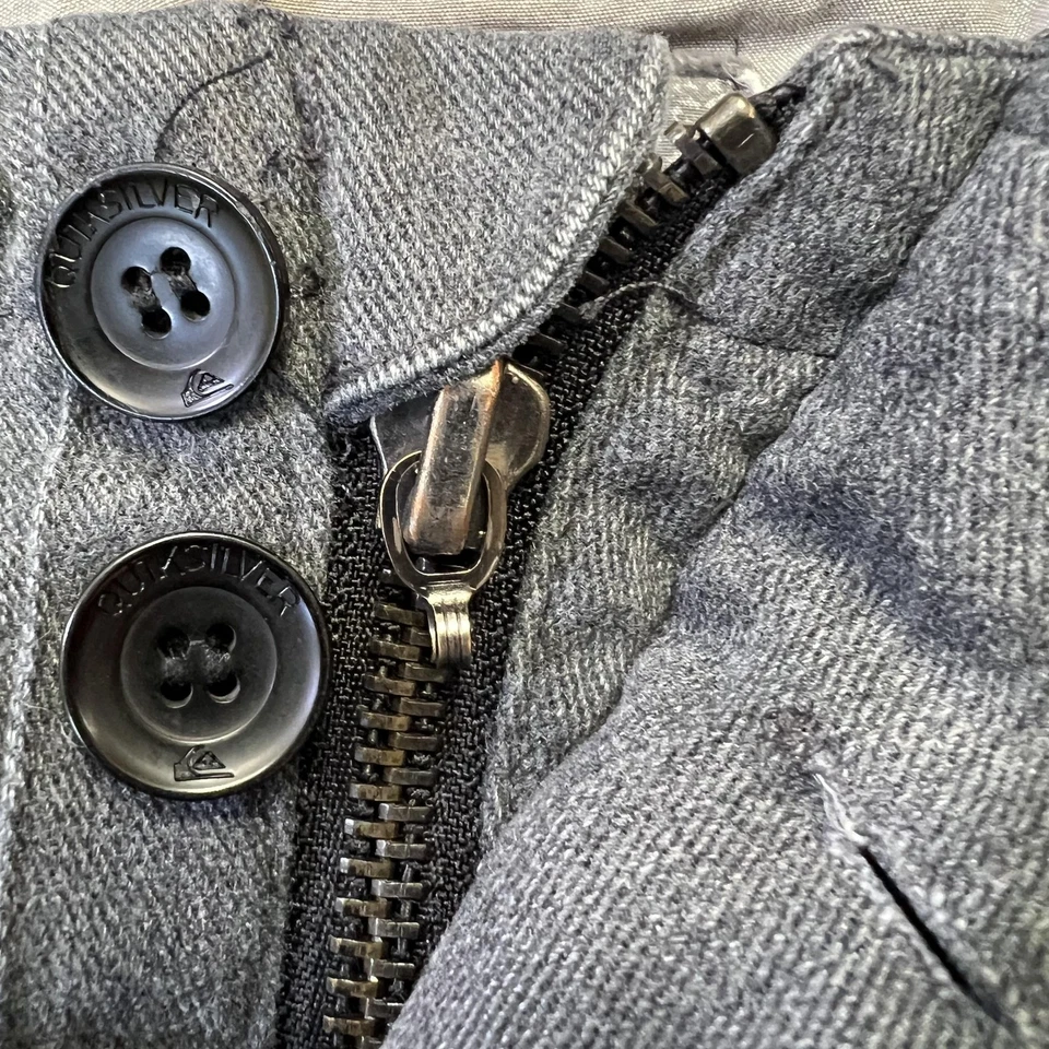 Chaqueta Quiksilver Para Hombre Gris Medio Con Capucha Cremallera Completa Botón Frontal Bolsillos Utilitarios Foto 4 de 4