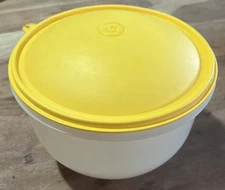 Vintage Tupperware Lettuce Keeper Crisper #1424-3 W/ Yellow Dome Lid (No Spike)