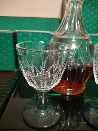 Vintage AVON EMERALD ACCENT Service W/Decanter, Serving Tray, 8 Cordial Glasses - Picture 3 of 10