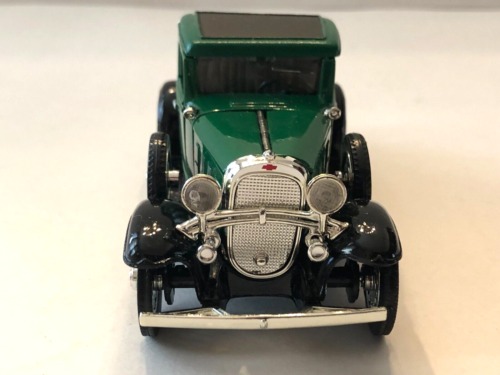 NATIONAL MOTOR MUSEUM MINT 1932 CHEVY COUPE 1:32 scale - Picture 3 of 6