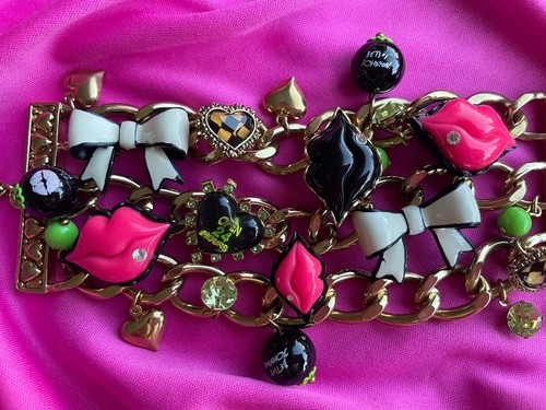 Betsey Johnson Vintage First Date Lips Lucite OPEN 24 HOURS Heart Bow Bracelet - Picture 5 of 6