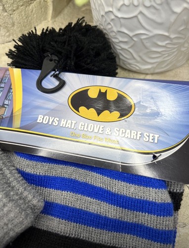 Batman hat,gloves and scarf set - Picture 2 of 2