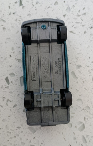 Hot Wheels Mercedes Wagon 300 TD Green/Blue Vintage Diecast Toy Car, 1997 - Picture 6 of 7