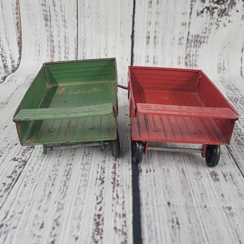 Vintage ertl 1/32 scale 2 trailers 1 IH red 1 JD green needs repair - Picture 7 of 8