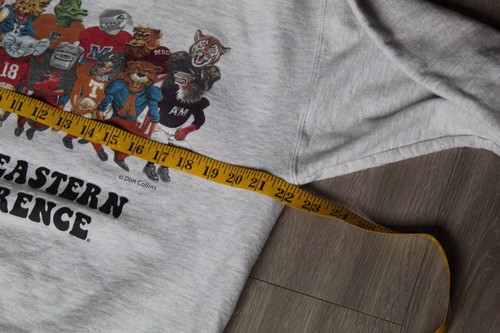 Sudadera SEC Mascotas Hanes Ultimate Algodón Mediana Don Collins Arte De Colección NCAA - Imagen 3 de 5